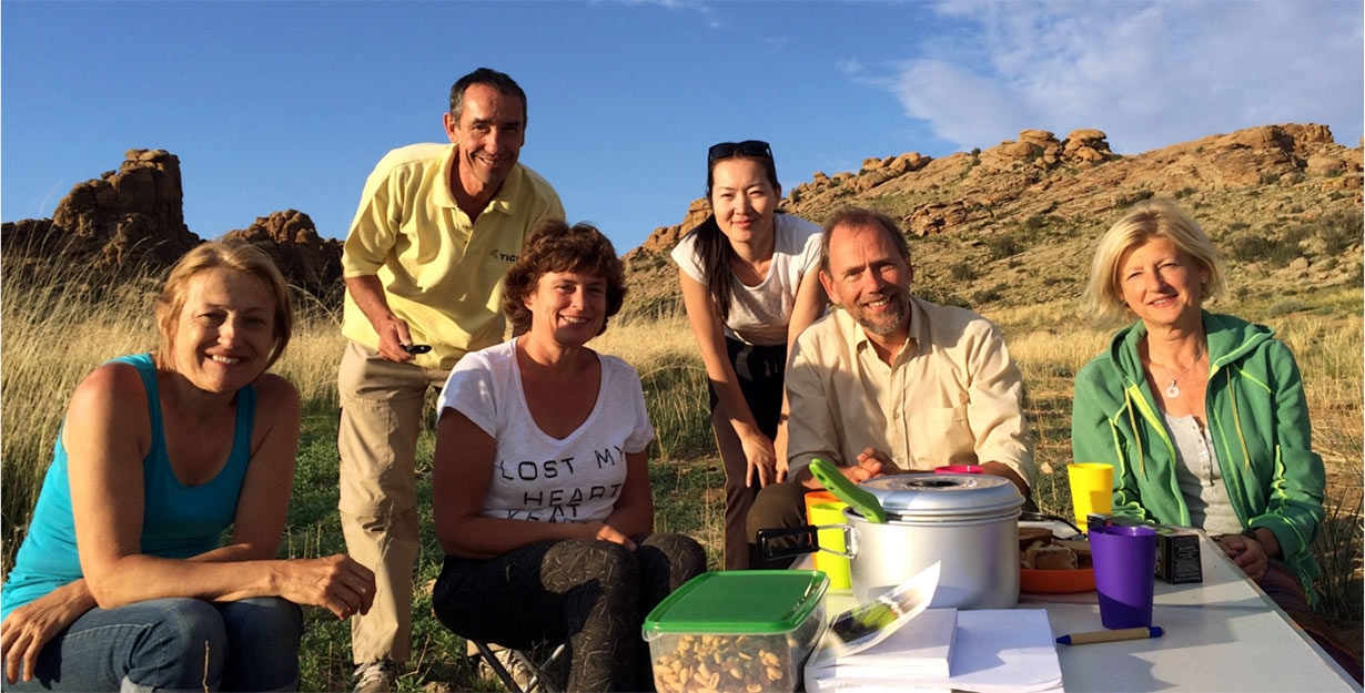 Des touristes heureux dans le Gobi mongol