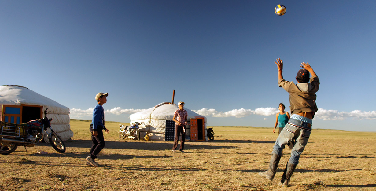 Des touristes heureux dans le Gobi mongol